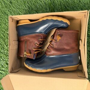 Sperry Saltwater Tan and Navy Boots size 8.5